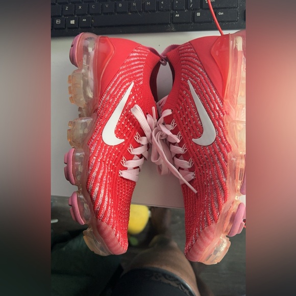 Nike Air VaporMax Flyknit 3
Track Red Magic Flamingo (Women's) - Picture 10 of 11